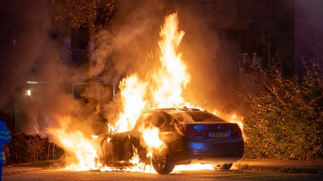 De auto stond bij aankomst van de brandweer al volledig in brand