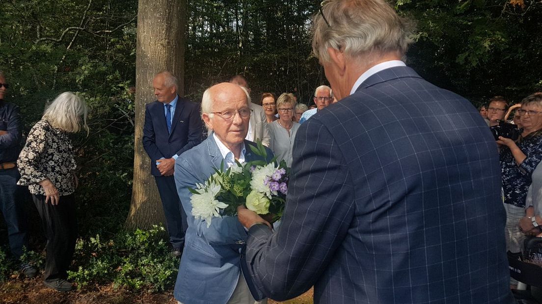 John de Jonge legt een krans  bij het monument (Rechten: Jasmijn Wijnbergen/RTV Drenthe)