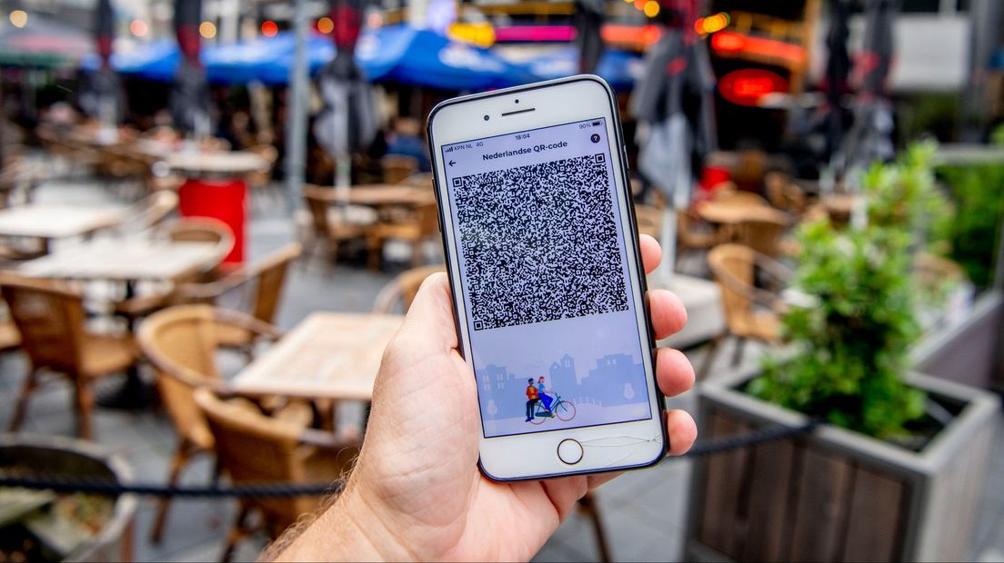 Wie een drankje wil doen op een terras, moet straks een QR-code laten zien