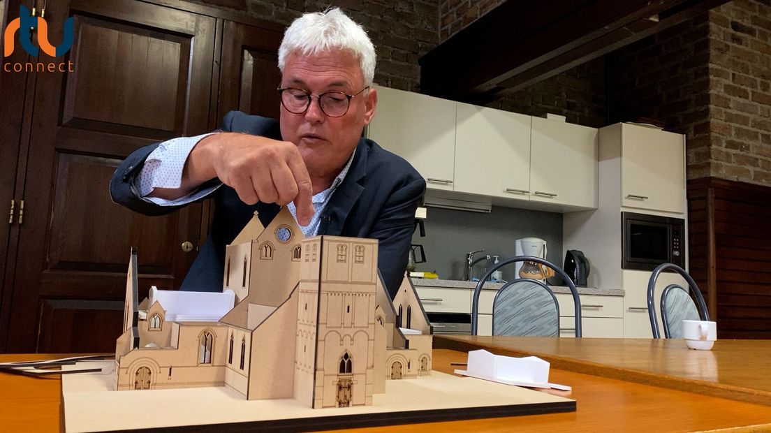 Pieter-Jan Buhler voorzitter van Stichting Herbestemming Andreaskerk Groessen voor de maquette