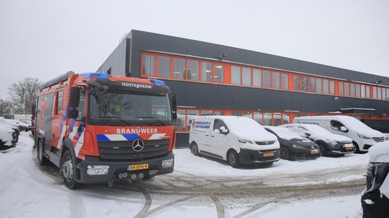 Winkel dicht vanwege grote hoeveelheid sneeuw op dak, brandweer in actie Nieuws