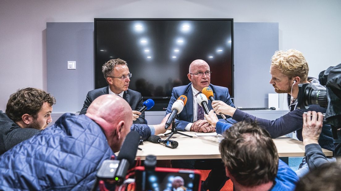 CvdK René Paas en gedeputeerde Henk Staghouwer (CU) in een persconferentie na het boerenprotest