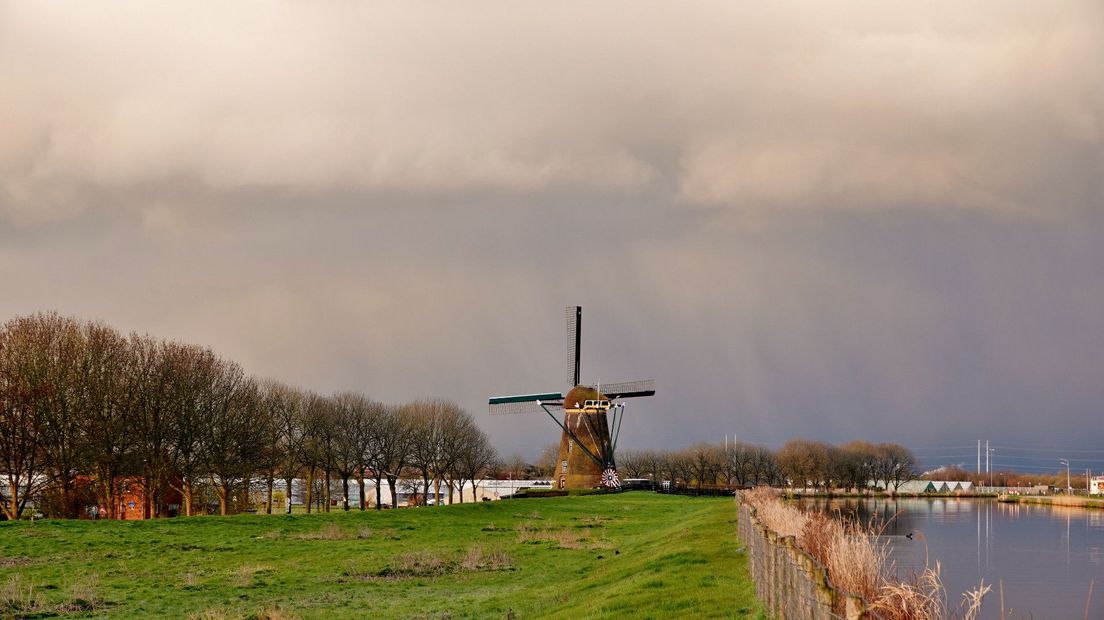 Een hagelbui boven Oude Wetering