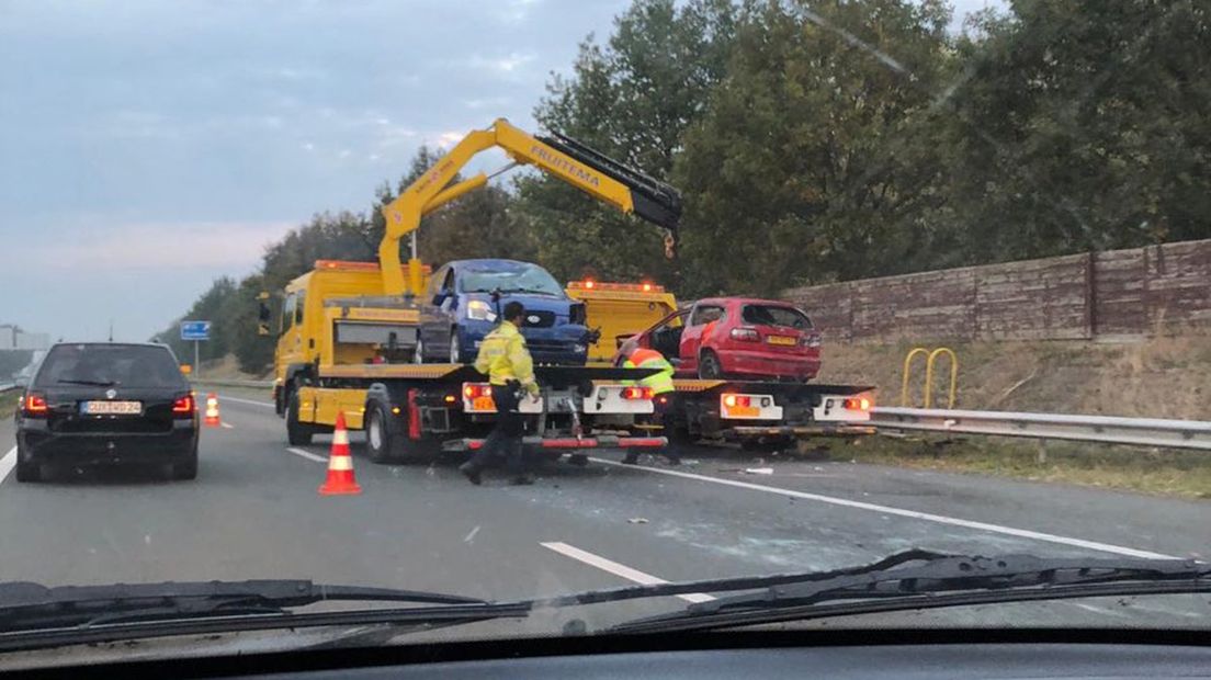 Eén rijstrook was dicht vanwege de berging; inmiddels is de weg weer vrij