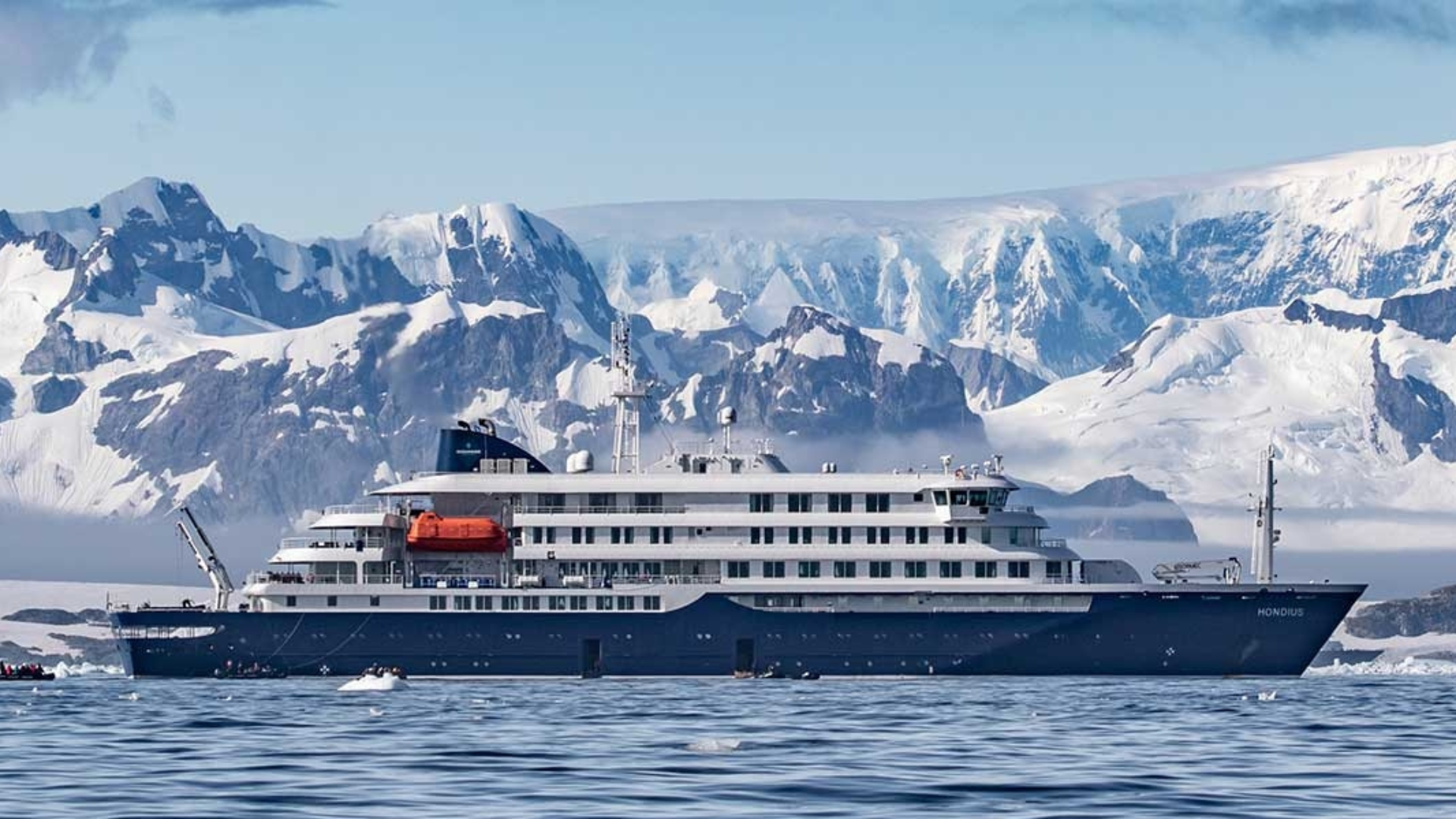 Het cruiseschip m/v Hondius tijdens een verkenningsreis in het poolgebied