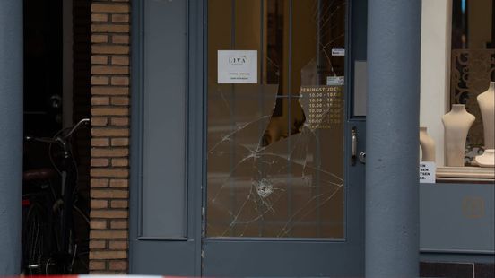 Ongeval bij Centraal Boekhuis • auto tegen boom