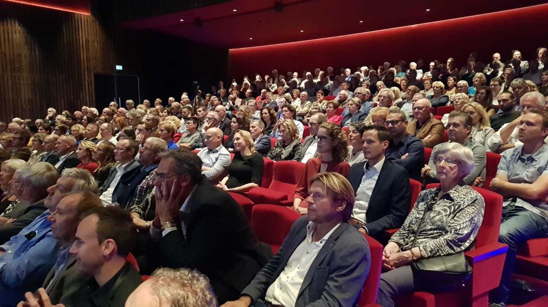 Honderden bezoekers op de opening van de hernieuwde Schouwburg in Middelburg.