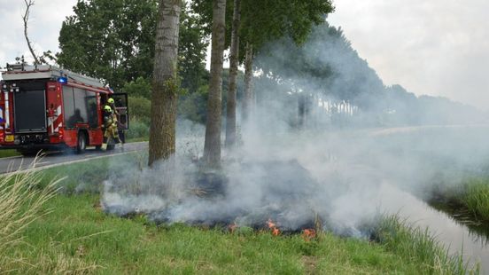 Brand in berm • kop-staartbotsing op brug. Brand in berm • kop-staartbotsing op brug.