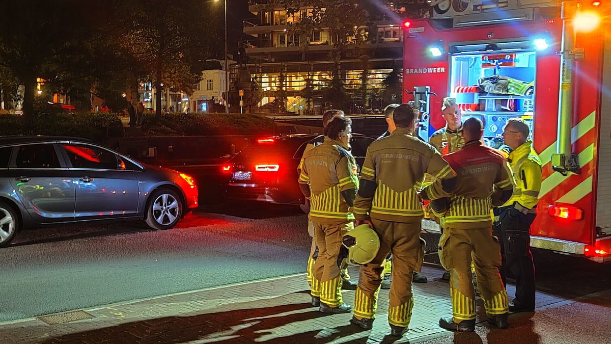 Rook uit de motorkap: brandweer Leeuwarden in actie op het Zuiderplein