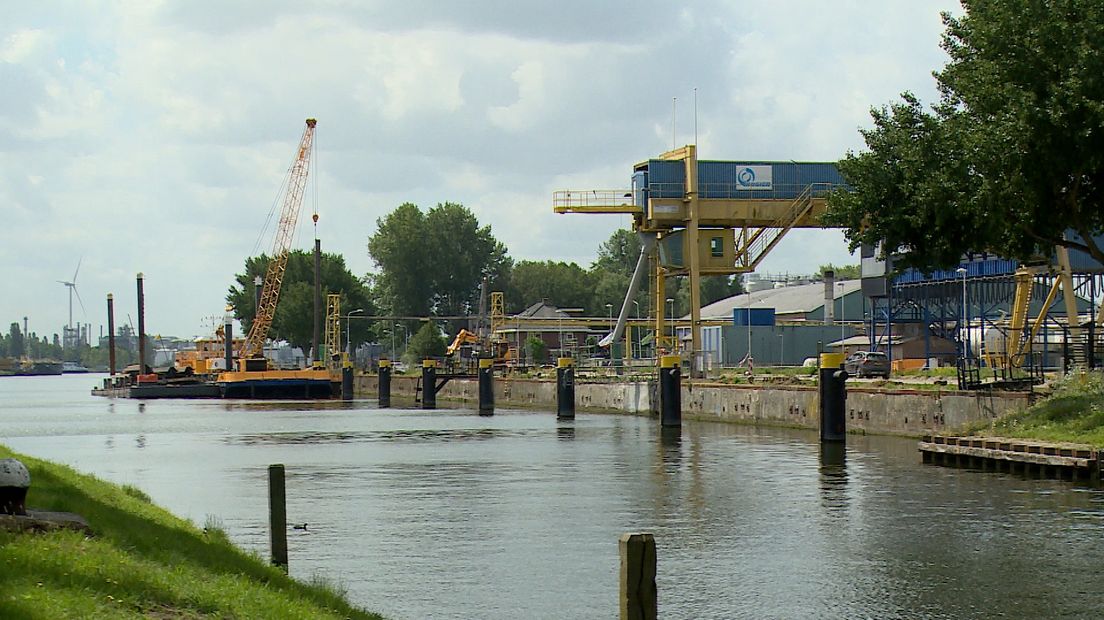 Werk aan damwanden Westkade Sas van Gent van start