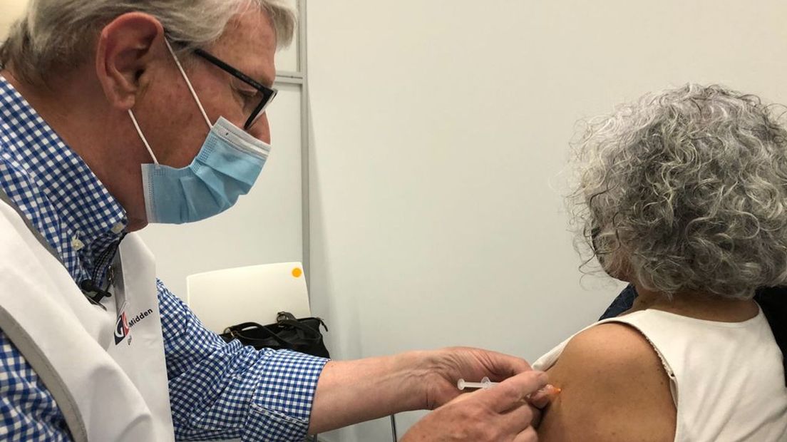 Gepensioneerd arts Felix van Lammeren prikt toch weer op de vaccinatielocatie van de GGD.