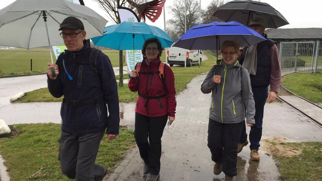 Ondanks de regen met een goed humeur op pad