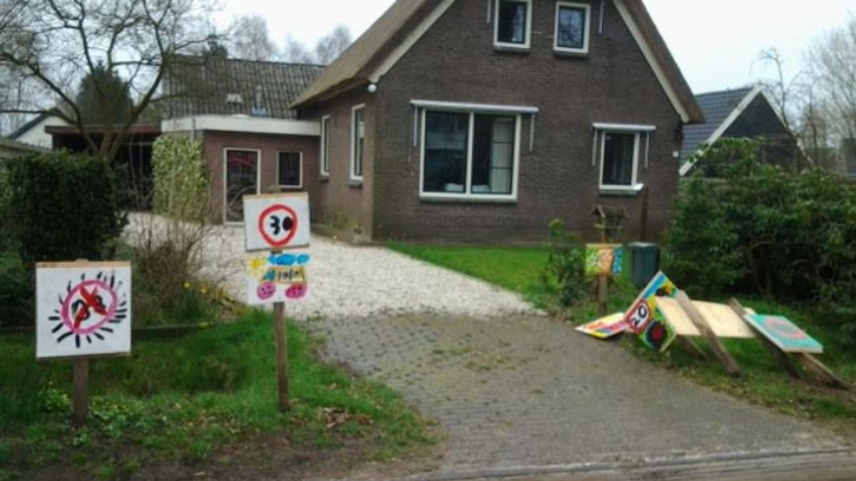 Onbekenden dumpen verkeersborden op oprit in Geeuwenbrug: 'Het is krankzinnig'