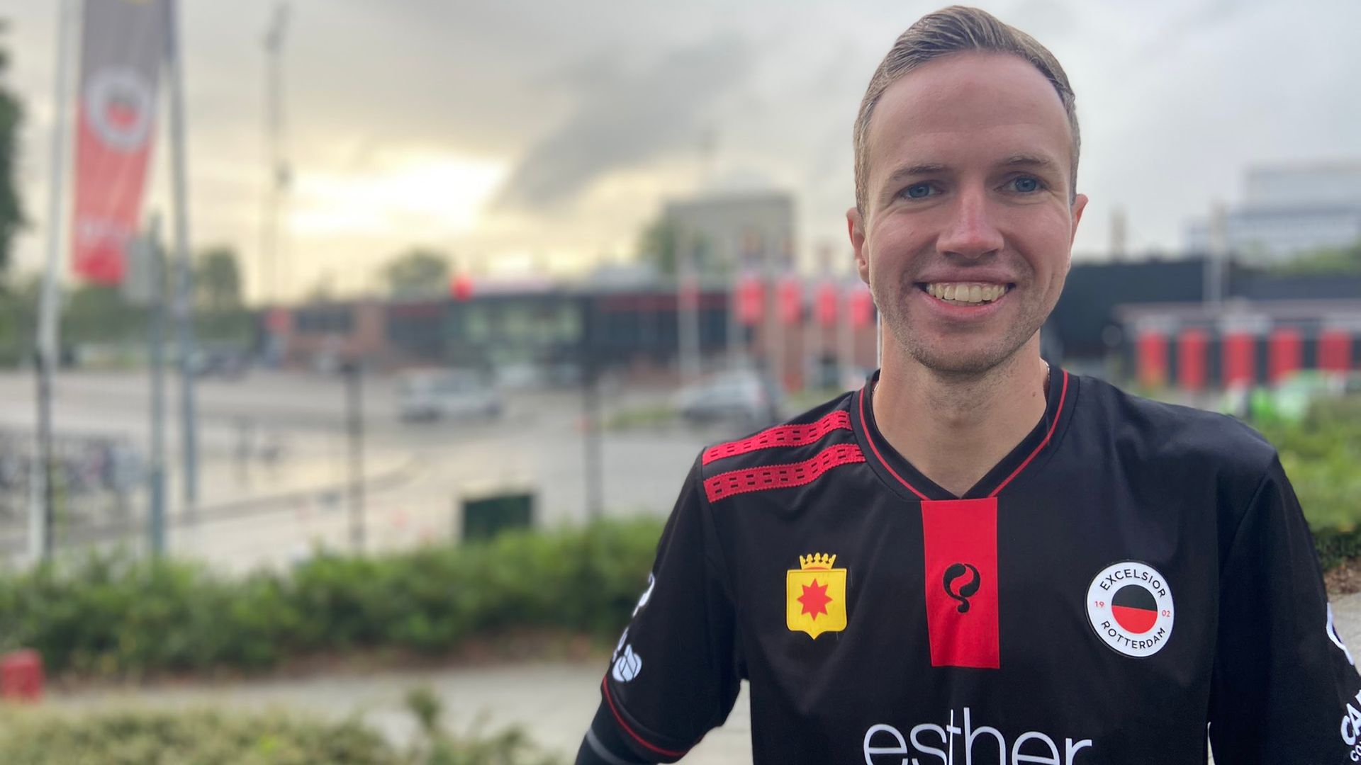 Excelsior-supporter Dylan loopt uit bijgeloof een marathon rondom Woudestein voor promotiewedstrijd: 'Dan heb ik er alles aan gedaan!'