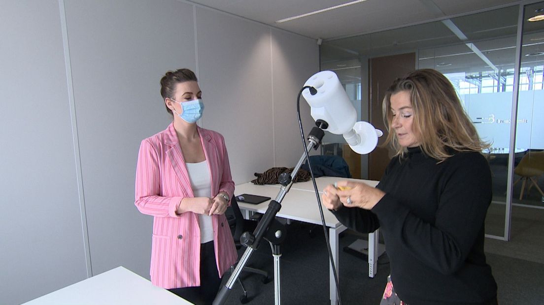 Verslaggever Mariëlle Bakker probeert Leidse blaastest uit