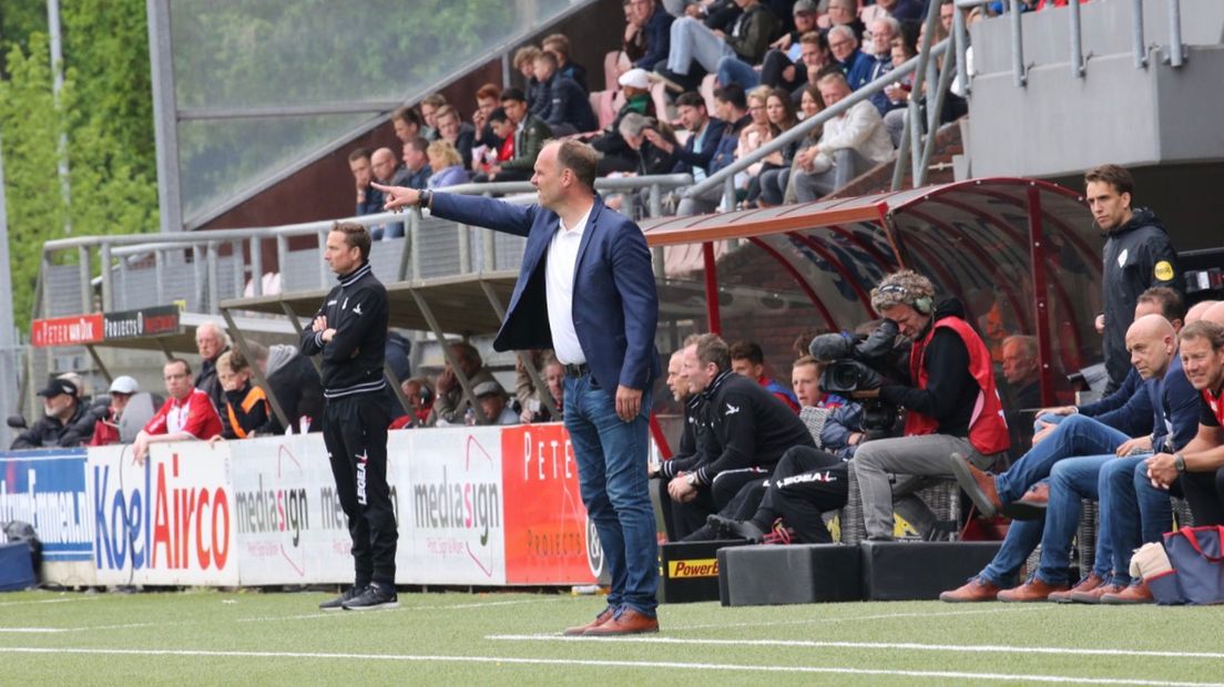 Dick Lukkien wijst FC Emmen de weg (Rechten: Gerrit Rijkens)