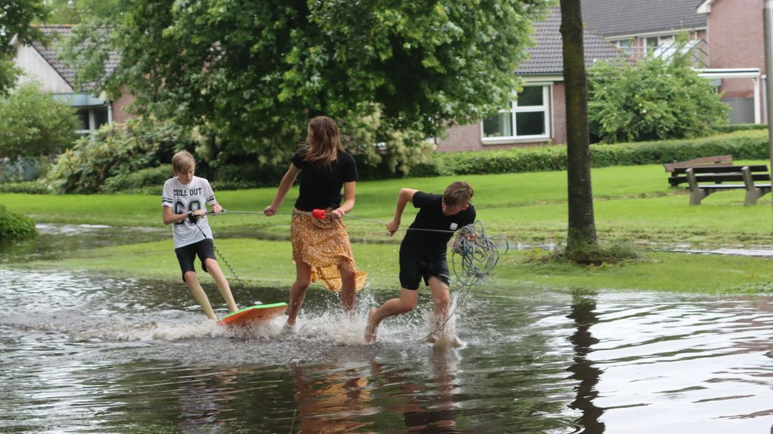 Water genoeg in De Wijk om de surfskills op te vijzelen