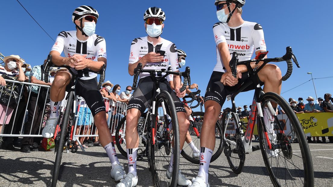 Wielrenner Joris Nieuwenhuis (uiterst rechts) staat een feestje te wachten als hij de Tour de France uitrijdt.