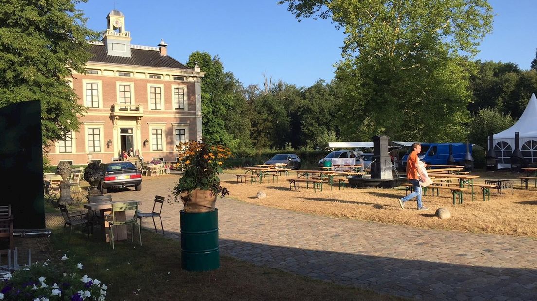 In de tuin van de havezathe staan tientallen kramen