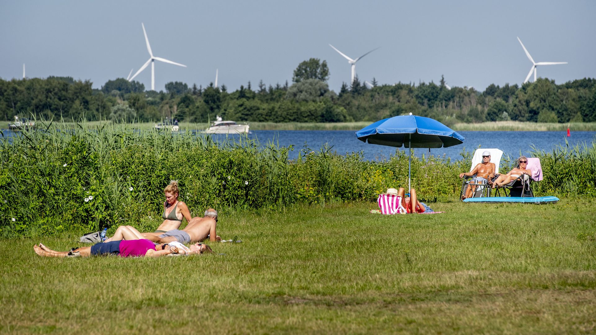 Zonnebaders op Strand Nulde bij Putten