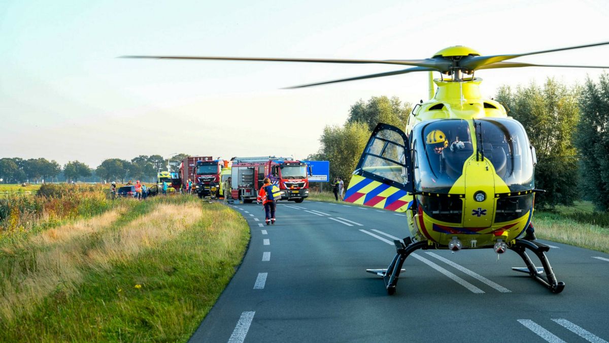 Zwaargewonde bij frontale botsing tussen auto en vrachtwagen in Nieuw-Amsterdam