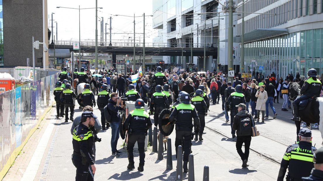 Politie en ME in actie bij protesten tegen de lockdown in Den Haag