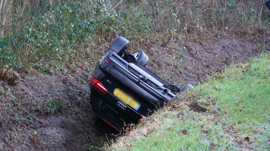 Gladheid in Drenthe: Auto op de kop in een sloot, auto te water en vrachtauto gekanteld. Gladheid in Drenthe: Auto op de kop in een sloot, auto te water en vrachtauto gekanteld.