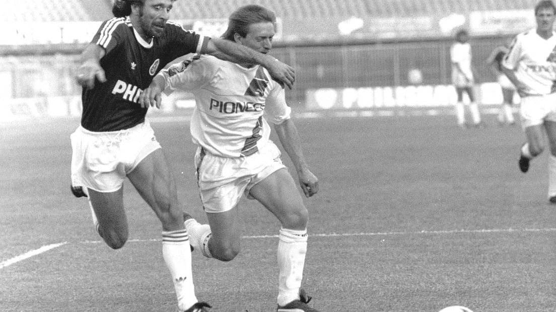 Jos Roossien namens FC Groningen in duel met PSV'er Eric Gerets, in de bekerfinale van 1989