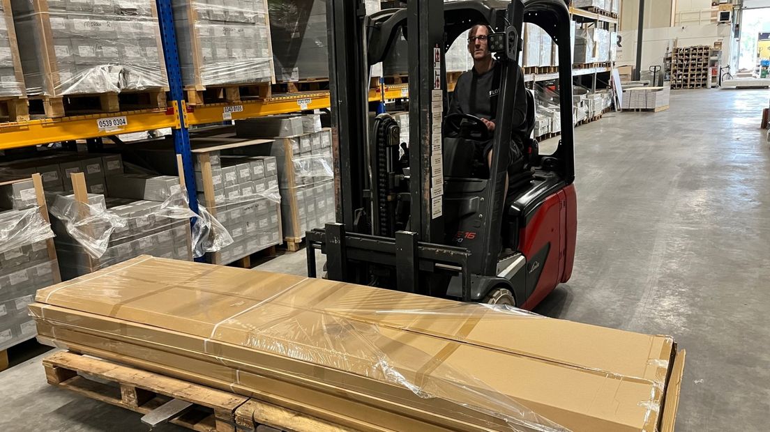 Een heftruck in het magazijn