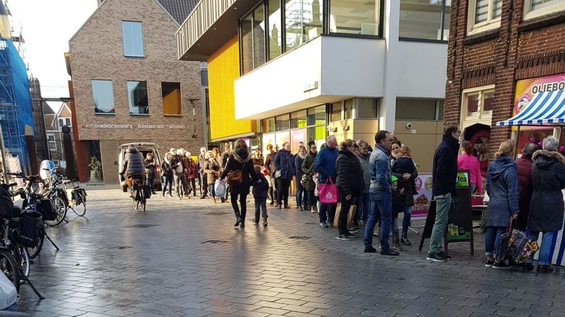 Bij oliebollenbakker Gijs & Mien moesten klanten vanmiddag 40 minuten wachten op hun bestelling