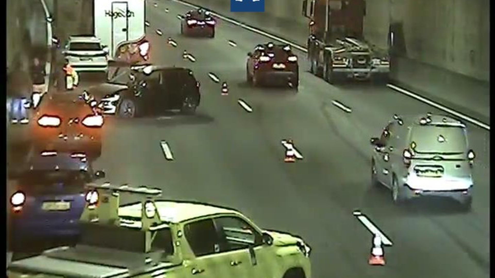 Er zijn vier auto's en een vrachtwagen bij betrokken.