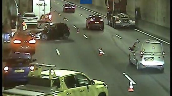 Tunnel dicht na ongeluk met vrachtwagen en meerdere autos. Tunnel dicht na ongeluk met vrachtwagen en meerdere autos.