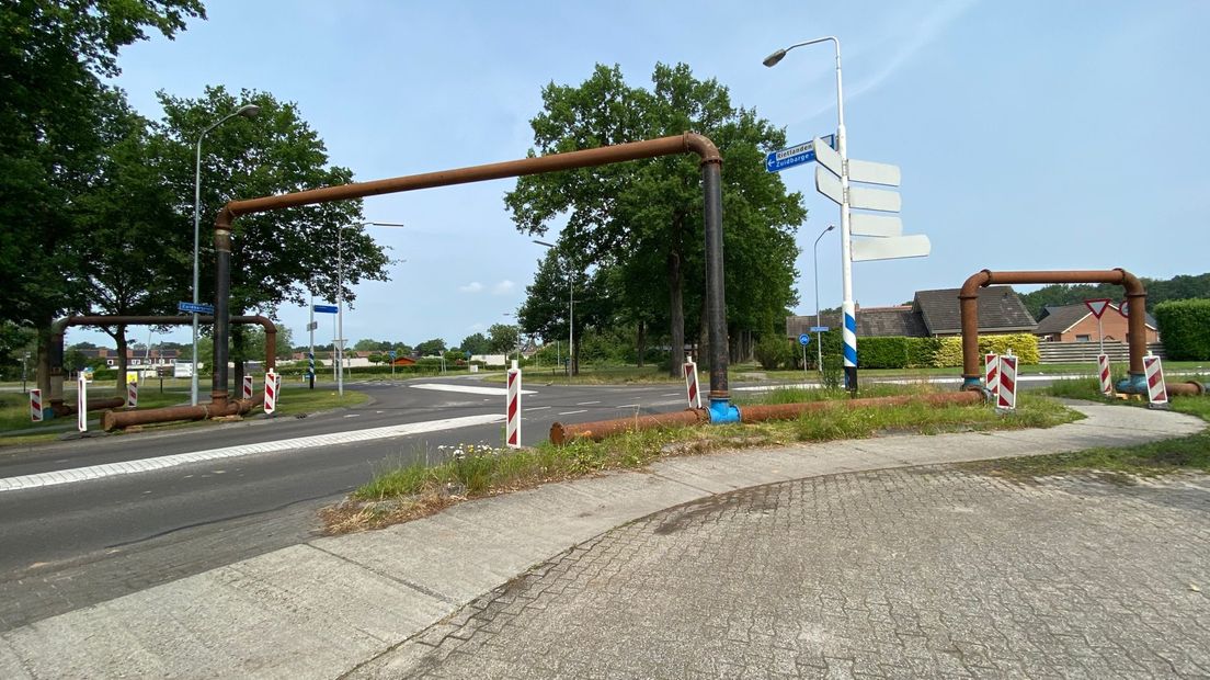 Op sommige plekken wordt het riool omgelegd boven de weg langs (Rechten: Janet Oortwijn/RTV Drenthe)