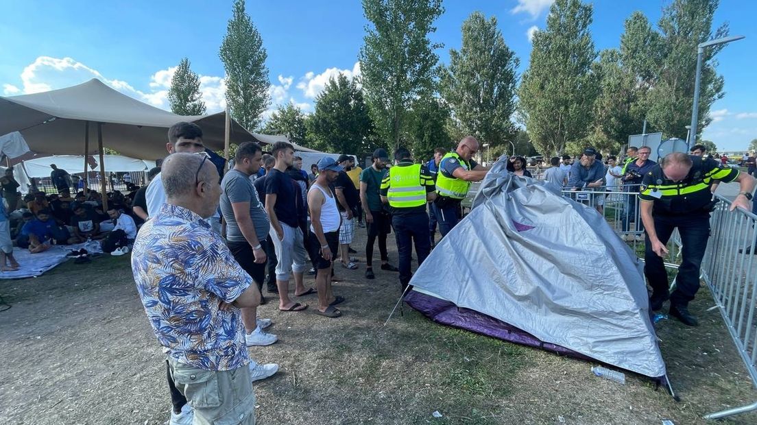 Politie haalt de tenten weg