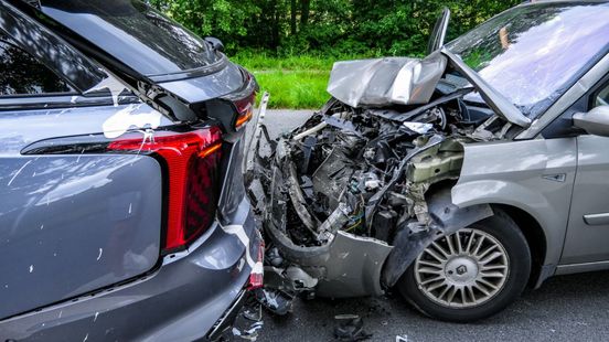 Weg deels afgesloten na botsing twee autos in Enschede. Weg deels afgesloten na botsing twee autos in Enschede.