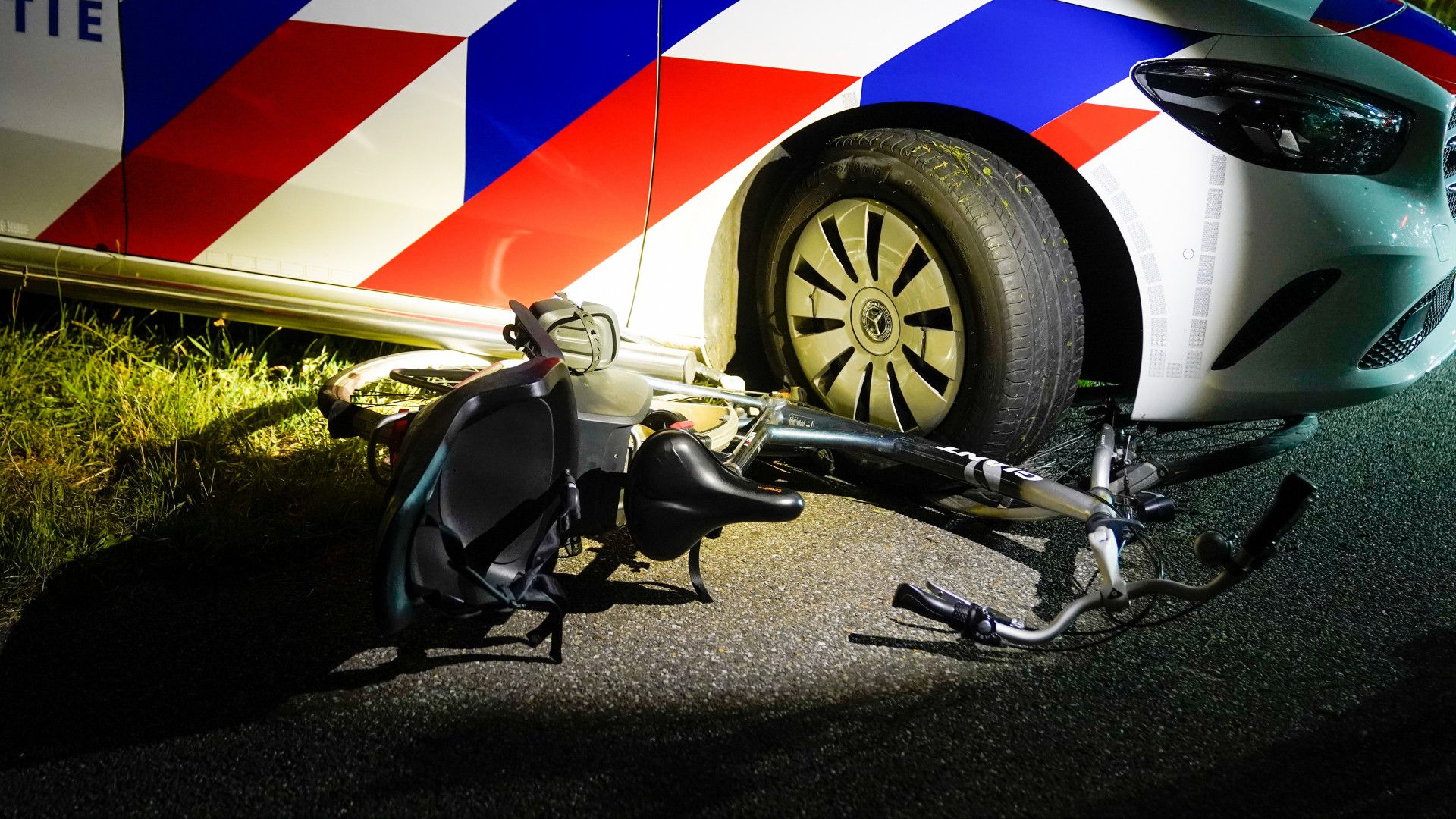 112-nieuws | Politieauto Rijdt Fietser Aan - Nacht Met Autobranden ...