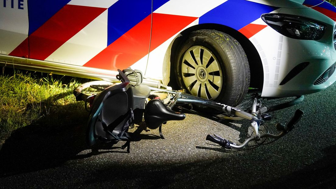 Een politiewoordvoerder bevestigt dat een politieauto een fietser heeft aangereden