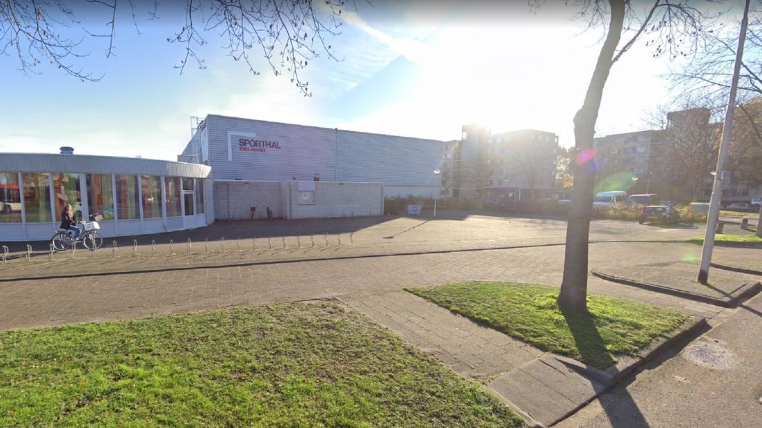 Vanaf volgende week woensdag worden in sporthal Zielhorst 100 vluchtelingen opgevangen.
