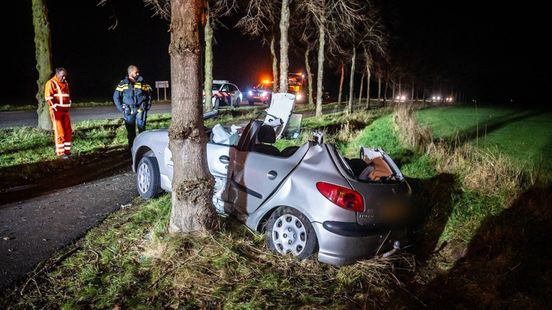 Vrouw bevrijdt uit auto • aanrijding op het spoor. Vrouw bevrijdt uit auto • aanrijding op het spoor.