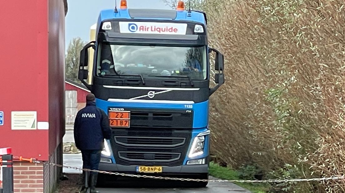 Een tankwagen met CO2 dat gebruikt wordt om de dieren te ruimen arriveert op het getroffen bedrijf