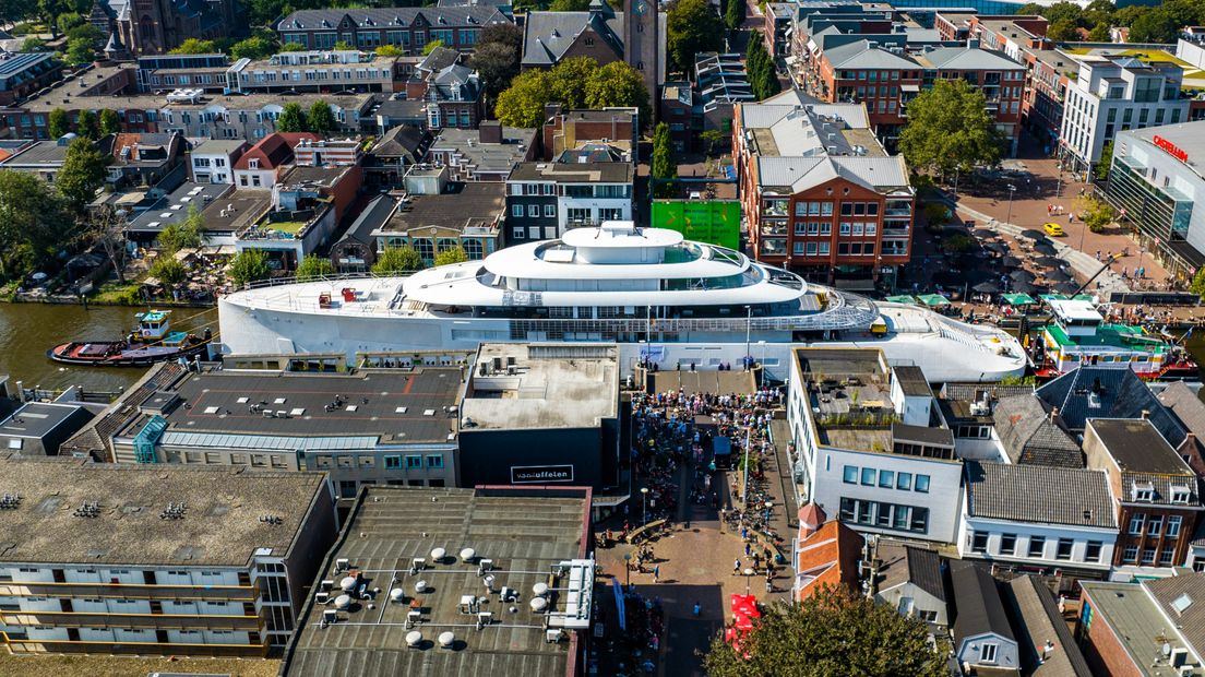 Het schip is sinds vrijdagochtend onderweg van Schiedam naar Kaageiland