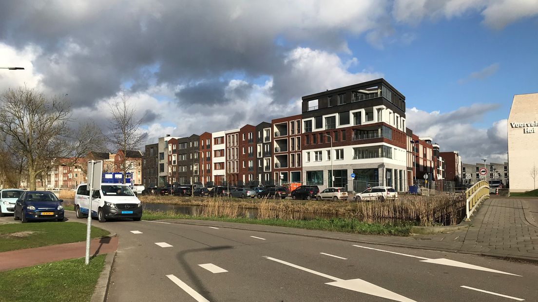 Bij de Sartreweg staan aan beide kanten auto's geparkeerd in de berm.