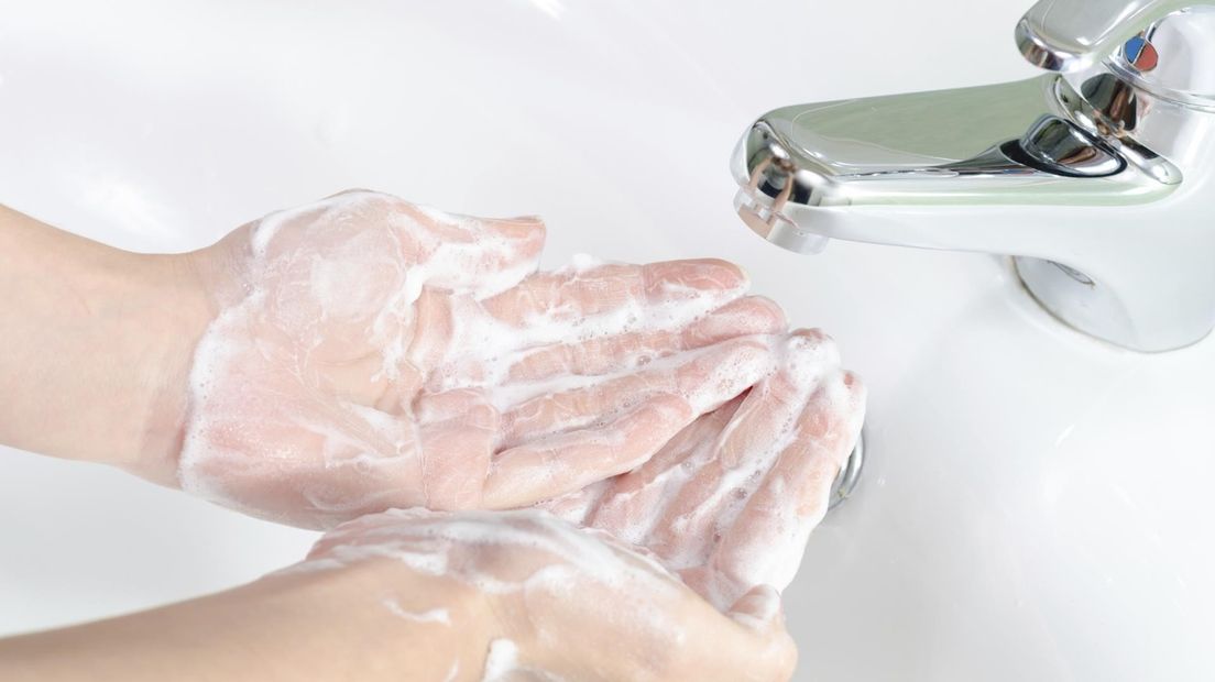 Bezoekers moeten handen desinfecteren