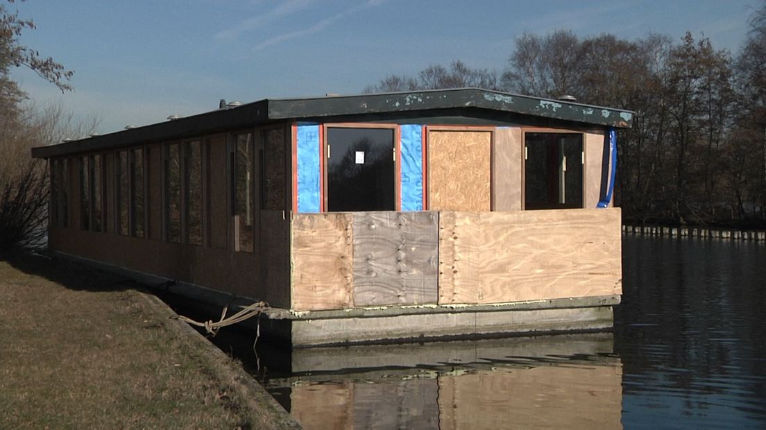 Een verlaten prostitutieboot aan het Zandpad.