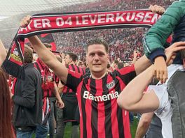 Bayer Leverkusen-fan uit Eelde viert historisch kampioenschap op het veld: 'Gekkenhuis'