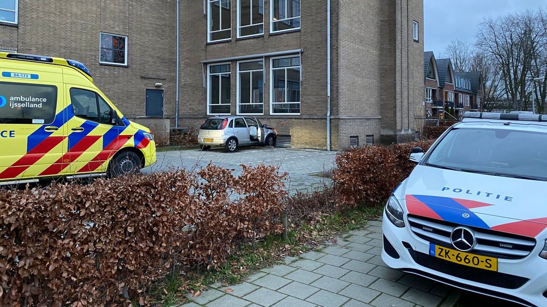 Automobilist in Deventer botst tegen muur van middelbare school
