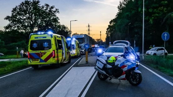 Fietser volgens getuigen meters meegesleurd na aanrijding met auto in Enschede Home