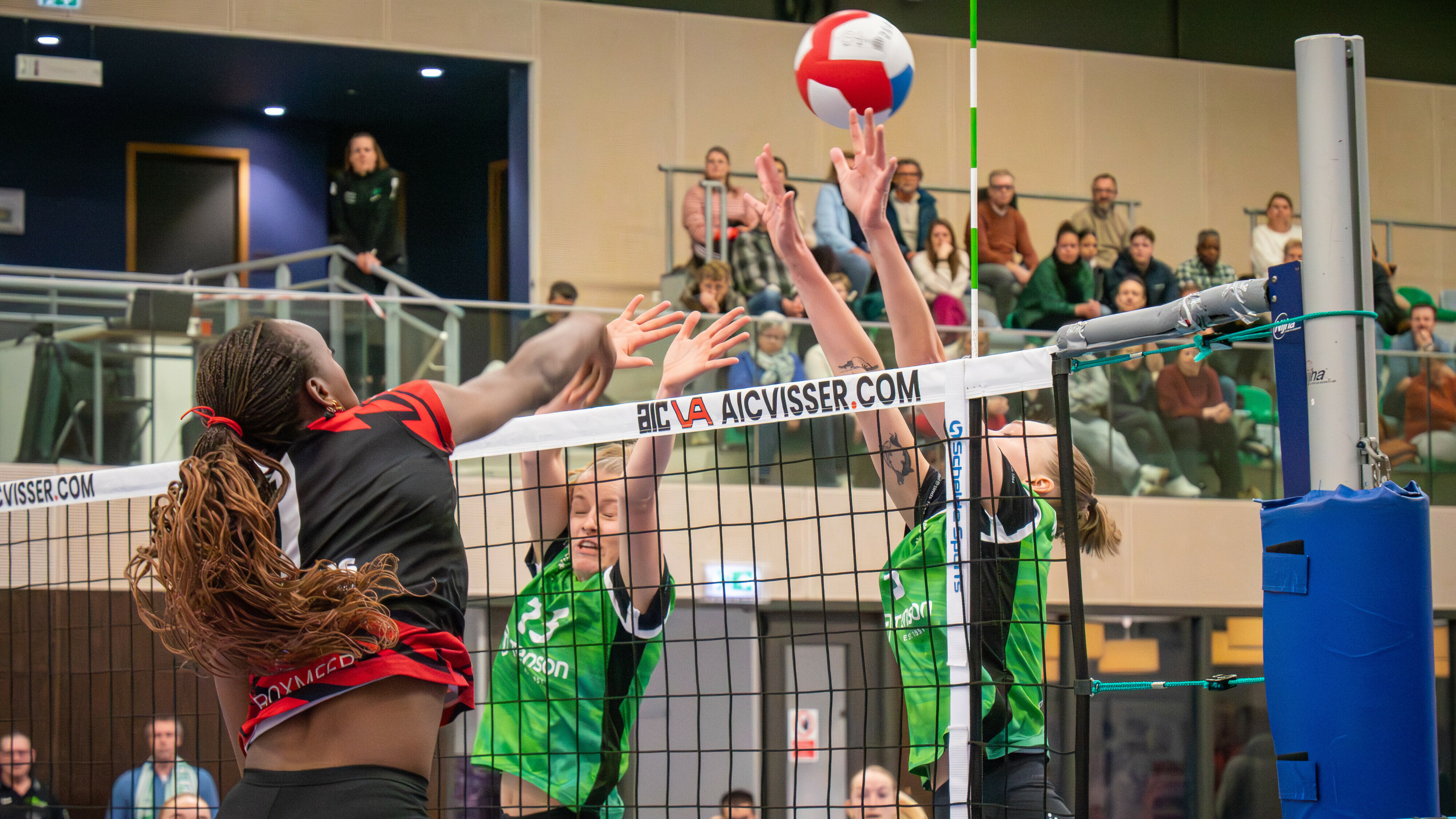 Volleybalsters Sudosa voor het eerst naar halve finale om landskampioenschap