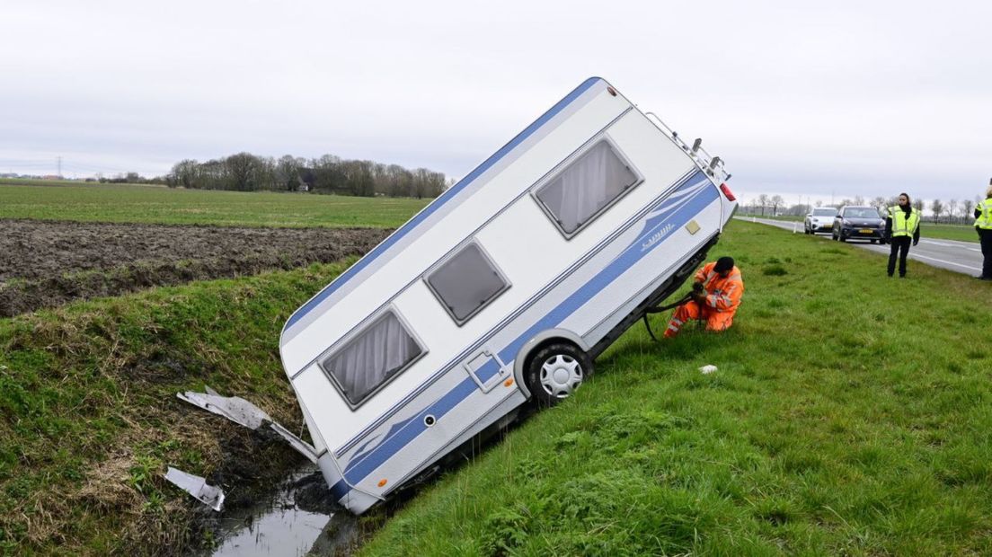 De caravan kwam in de sloot terecht