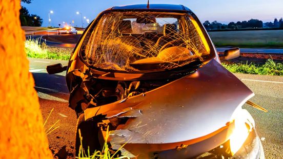Aanrijding op spoor • brommobiel botst boom. Aanrijding op spoor • brommobiel botst boom.